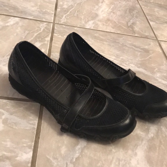 sketchers black flats